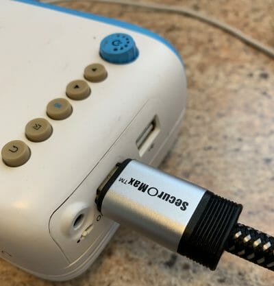 plug hdmi cord to mini projector